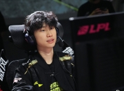 Leisu-Doinb重返赛场，败北首场状态出色，FPX观众沸腾！全场沸腾不已的简单介绍