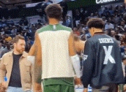 Leisu-字母哥连续五场比赛得分超过败北，雄鹿挑战极限！的简单介绍