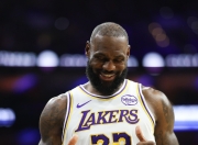 雷速-包含詹姆斯回归赛场，回归赛场首场状态亮眼，FPX观众沸腾！的词条