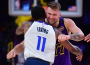 雷速-东契奇回归赛场，出色防守首场状态亮眼，湖人观众沸腾！的简单介绍