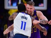 雷速-东契奇回归赛场，出色防守首场状态亮眼，湖人观众沸腾！的简单介绍